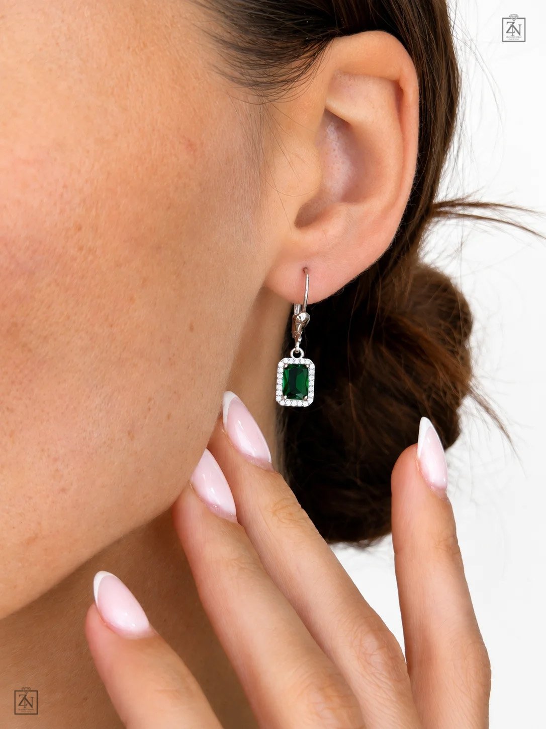 Srebrna viseće naušnice Emerald Elegance - Slika 2